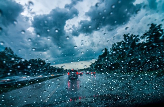 Grecia: O familie de turisti romani, salvata din viitura