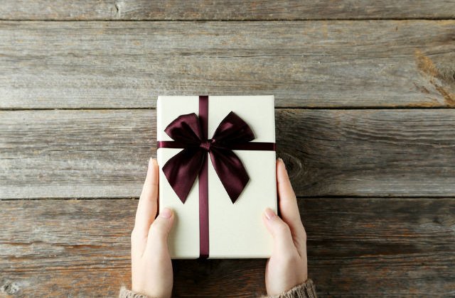 Au asteptat 9 ani pentru a deschide un cadou primit la nunta. Uite de ce