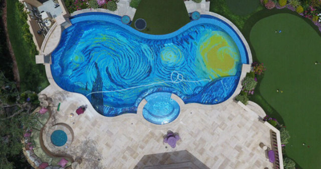 Arata ca o piscina obisnuita. Dar, cand o vezi de sus. Nemaipomenit!