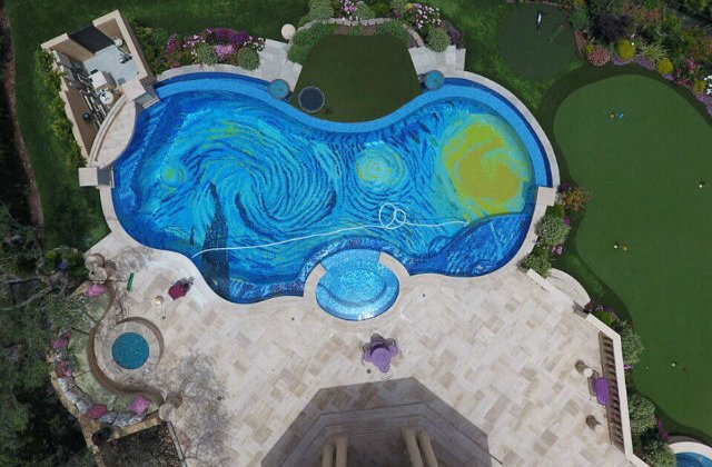 [FOTO] Arata ca o piscina obisnuita. Dar, cand o vezi de sus. Nemaipomenit!