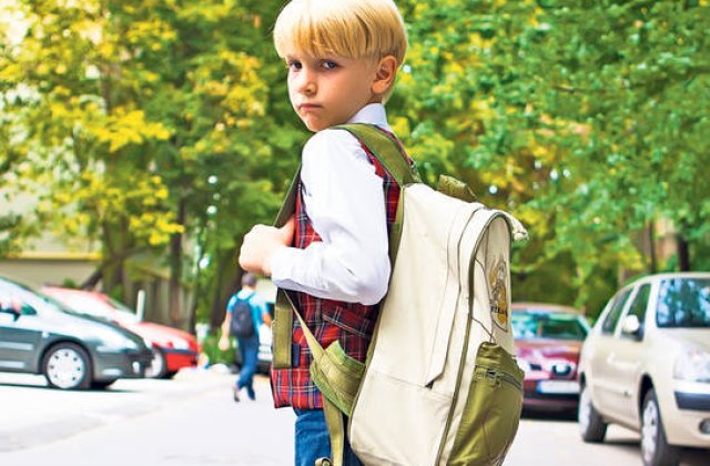 Pana la ce varsta ii verifici ghiozdanul, il ajuti la teme si cum faci sa nu te minta legat de note