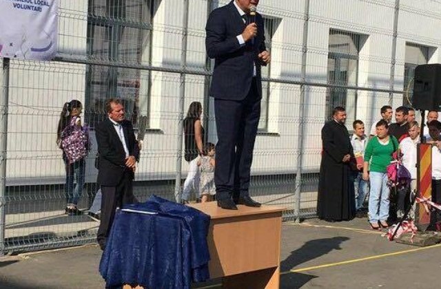 F. Pandele, intr-o postura inedita la scoala