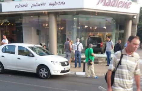 Accident spectaculos in Bucuresti: o masina a intrat in cofetarie