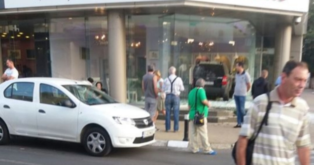 Accident spectaculos in Bucuresti: o masina a intrat in cofetarie