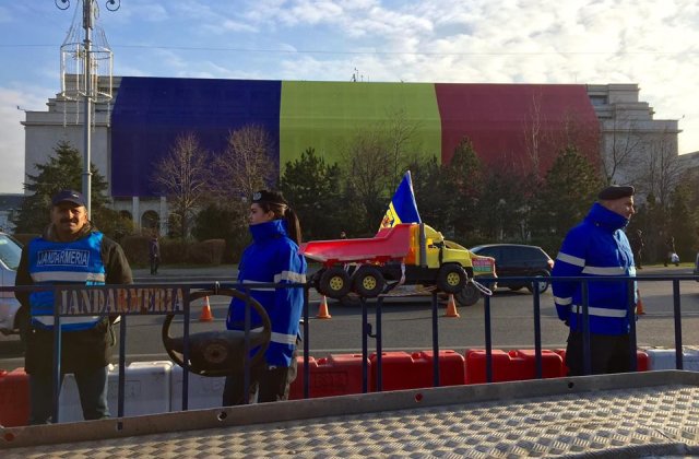 Circa 3.000 de participanti la protestul transportatorilor din Piata Victoriei, la care au venit si taximetristi