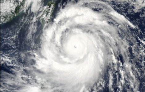  Video  Cel mai puternic taifun al anului a ajuns in China