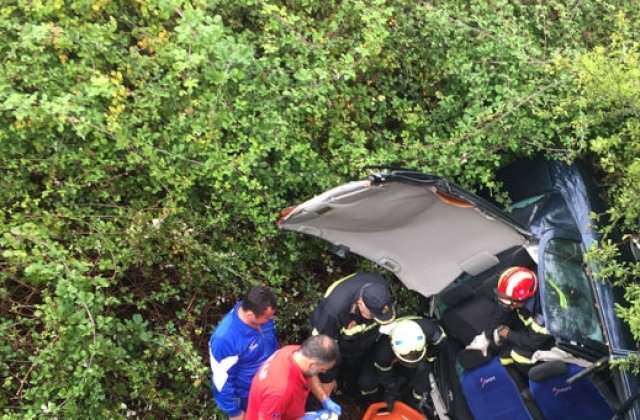 Un batran a supravietuit cinci zile intr-o masina cazuta in rapa