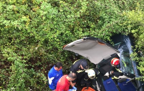 Un batran a supravietuit cinci zile intr-o masina cazuta in rapa