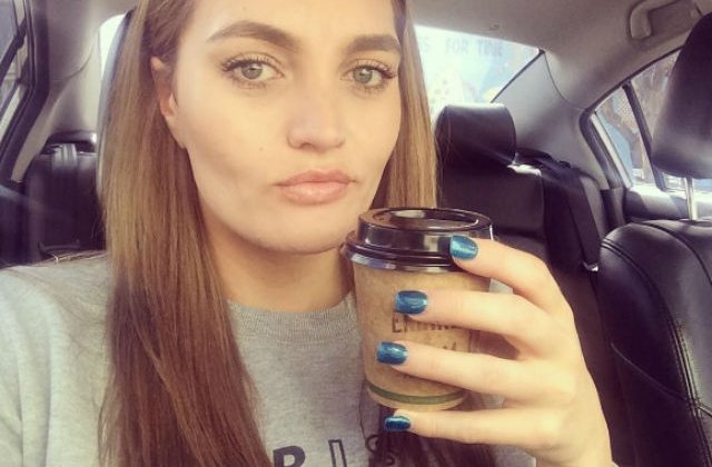 [FOTO] Aceasta femeie este nevoita sa se barbiereasca in fiecare zi. Afla motivul