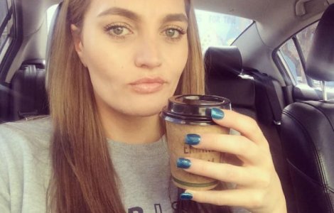  Foto  Aceasta femeie este nevoita sa se barbiereasca in fiecare zi. Afla motivul