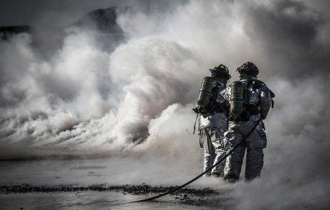 Incendiul izbucnit in apropierea unei scoli din centrul Capitalei a fost stins