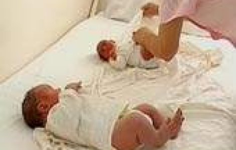 Medici acuzati ca au schimbat o fetita cu un baiat mort