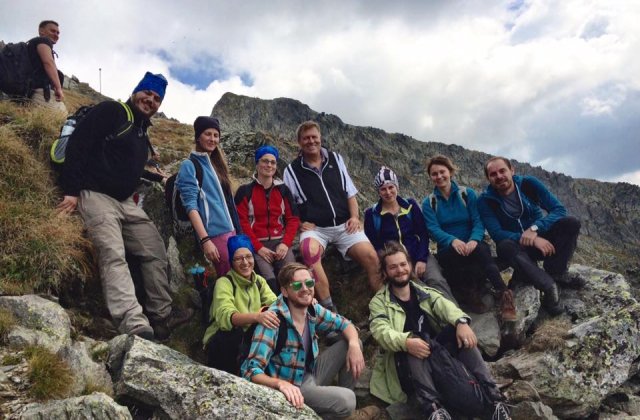 Presedintele Iohannis, din nou pe munte. S-a fotografiat cu un grup de tineri