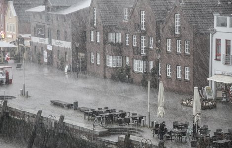 Avertizare cod portocaliu de ploi in 12 judete si cod galben in restul tarii, luni si marti