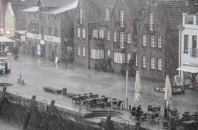 Avertizare cod portocaliu de ploi in 12 judete si cod galben in restul tarii, luni si marti