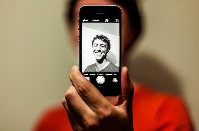 Selfie-urile te pot face mai fericit si increzator, arata un studiu nou