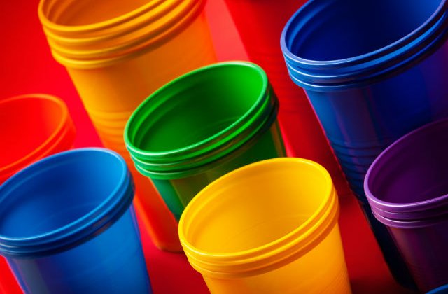 Franta, prima tara care interzice vesela si tacamurile de plastic