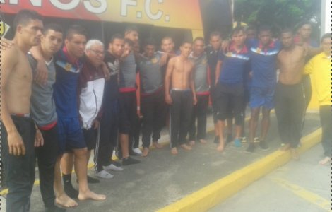 I-au dat jos din autocar, i-au jefuit, apoi i-au fotografiat la bustu