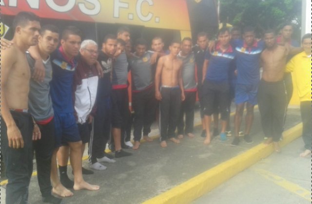 I-au dat jos din autocar, i-au jefuit, apoi i-au fotografiat la bustul gol