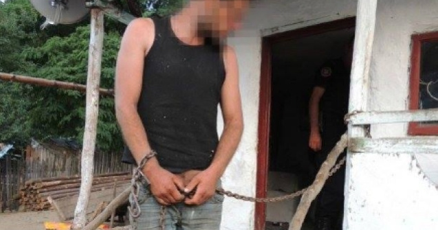 Unul dintre barbatii tinuti ca sclavi de catre romii de la Berevoesti a fost gasit spanzurat