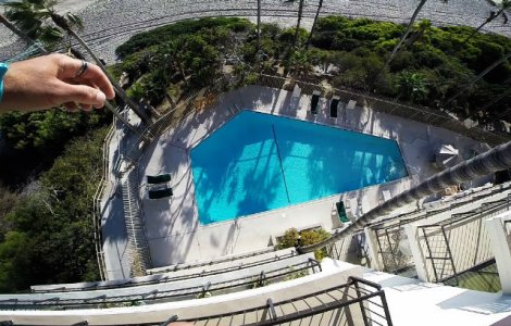 S-a aruncat in pisicina de la etajul patru al hotelului