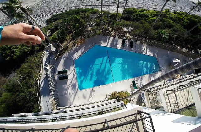 [VIDEO] Clip demential: s-a aruncat in pisicina de la etajul patru al hotelului