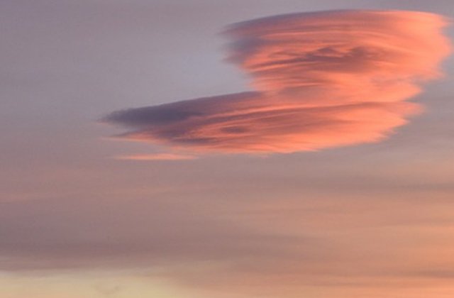 Fenomen CIUDAT intr-un oras din Romania. Un nor rosu si-a facut aparitia pe cer