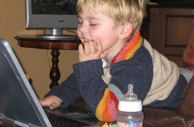 Pericol la un click distanta! Copii sub 10 ani intra pe site-uri pentru adulti