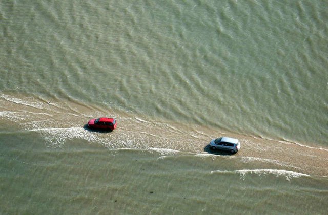 [FOTO] Acest drum din Franta este inghitit de ape de doua ori pe zi