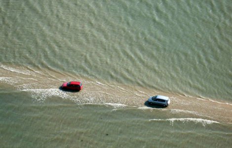 Acest drum din Franta este inghitit de ape de doua ori pe zi