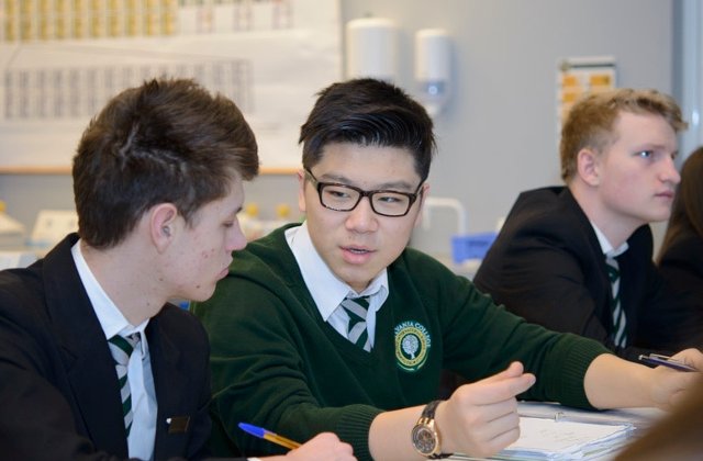 Din ce in ce mai multi elevi schimba sistemul public cu cel privat. 7 candidati pe loc pentru bursele de excelenta oferite de Transylvania College