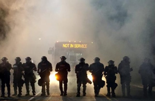 A treia noapte de manifestatii la Charlotte, sub supravegherea armatei