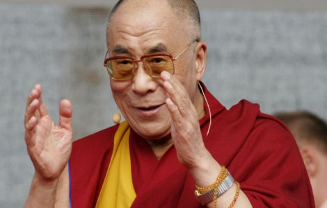Trebuie sa il vezi pe Dalai Lama imitandu-l pe Donald Trump