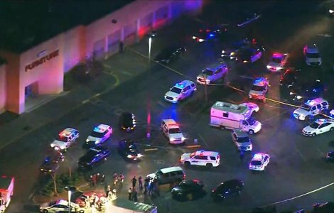 Patru morti intr-un atac armat la un mall in SUA