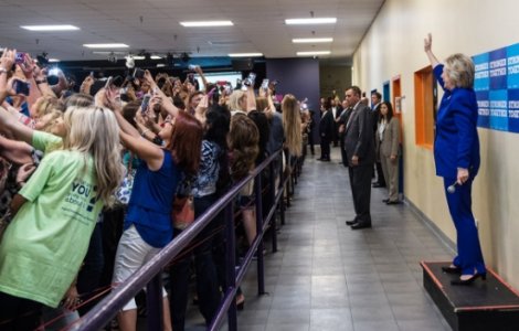 Cand toata lumea este cu spatele la Hillary Clinton