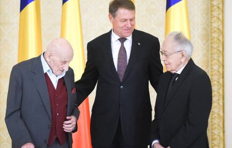  Foto  Neagu Djuvara si Mihai Sora decorati cu ordinul Steaua Romaniei, la Cotroceni