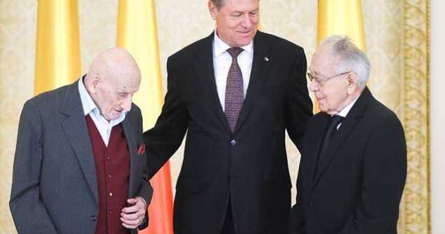  Foto  Neagu Djuvara si Mihai Sora decorati cu ordinul Steaua Romaniei, la Cotroceni