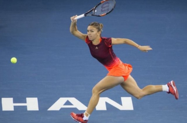 Simona Halep a fost lovita de o minge in urechea stanga si a abandonat meciul de dublu de la Wuhan