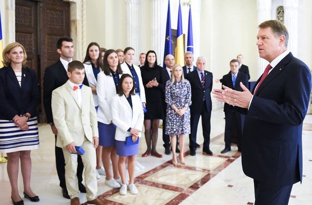[Foto] Sportivii medaliati la Rio, decorati de presedintele Iohannis