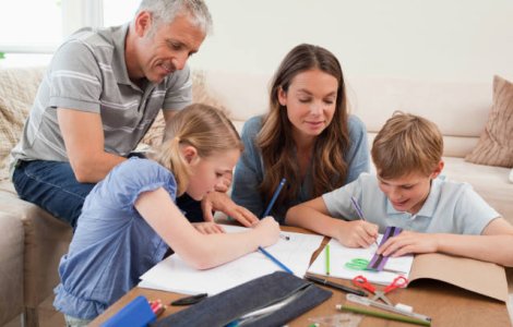 4 lucruri pe care trebuie sa le stii pentru a-ti ajuta copilul sa-si faca temele cu placere