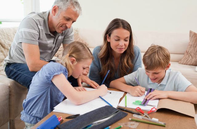 4 lucruri pe care trebuie sa le stii pentru a-ti ajuta copilul sa-si faca temele cu placere