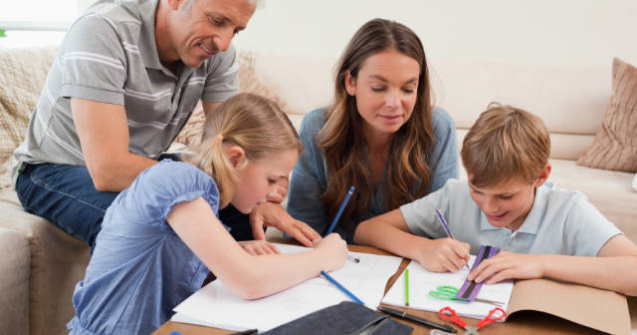 4 lucruri pe care trebuie sa le stii pentru a-ti ajuta copilul sa-si faca temele cu placere