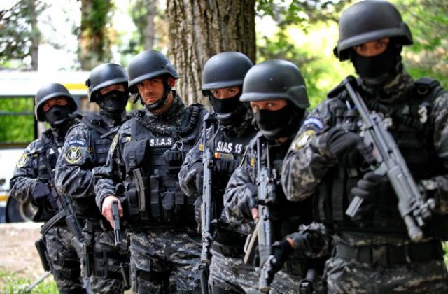 Trupele speciale ale Politiei Romane l-au facut pe un artist roman sa sara pe geam de frica