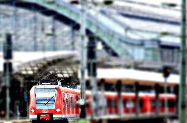 SUA: Un tren de pasageri a deraiat, lovind cladirea unei gari. Peste 100 de raniti