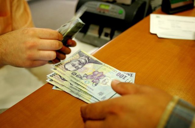 Diferenta dintre veniturile angajatilor la Stat si cele din privat: circa 400 de lei lunar in favoarea bugetarilor