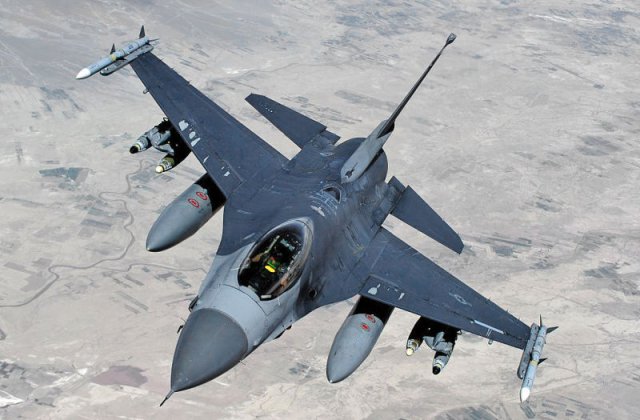 [VIDEO] Primele avioane romanesti F-16 au aterizat pe aerodromul Borcea