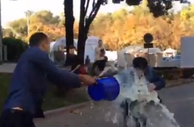 [VIDEO] Un protestatar "excentric", anchetat penal dupa ce arunca o galeata cu lapte pe ministrul moldovean al Finantelor