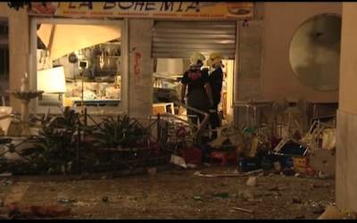 Cel putin 74 de persoane au...