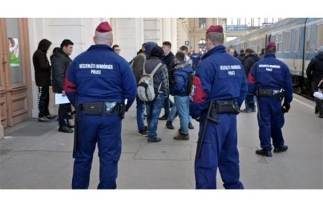 Sute de refugiati au plecat de la Belgrad catre Ungaria, pentru a cere deschiderea granitelor