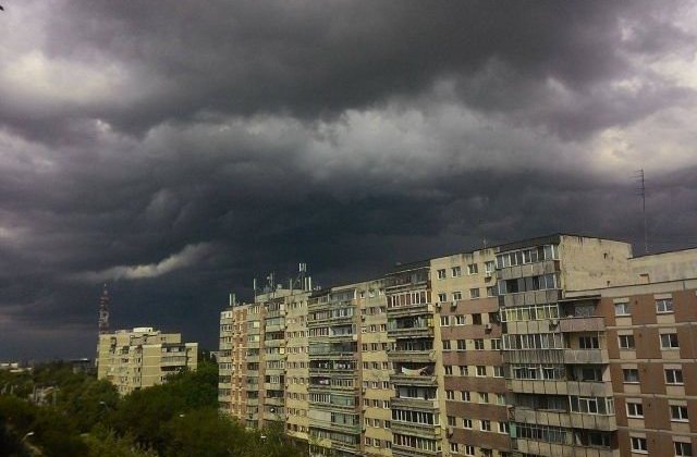 Informarea de ploi, ninsori si vijelii a fost prelungita pana sambata, in toata tara